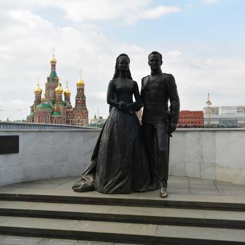 Памятник Грейс Келли и князю Монако Ренье III, Russia