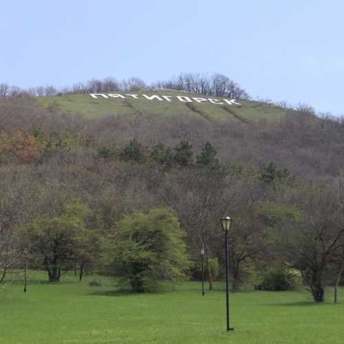 Надпись Пятигорск на склоне горы photo