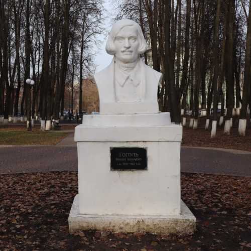 Памятник Гоголю photo