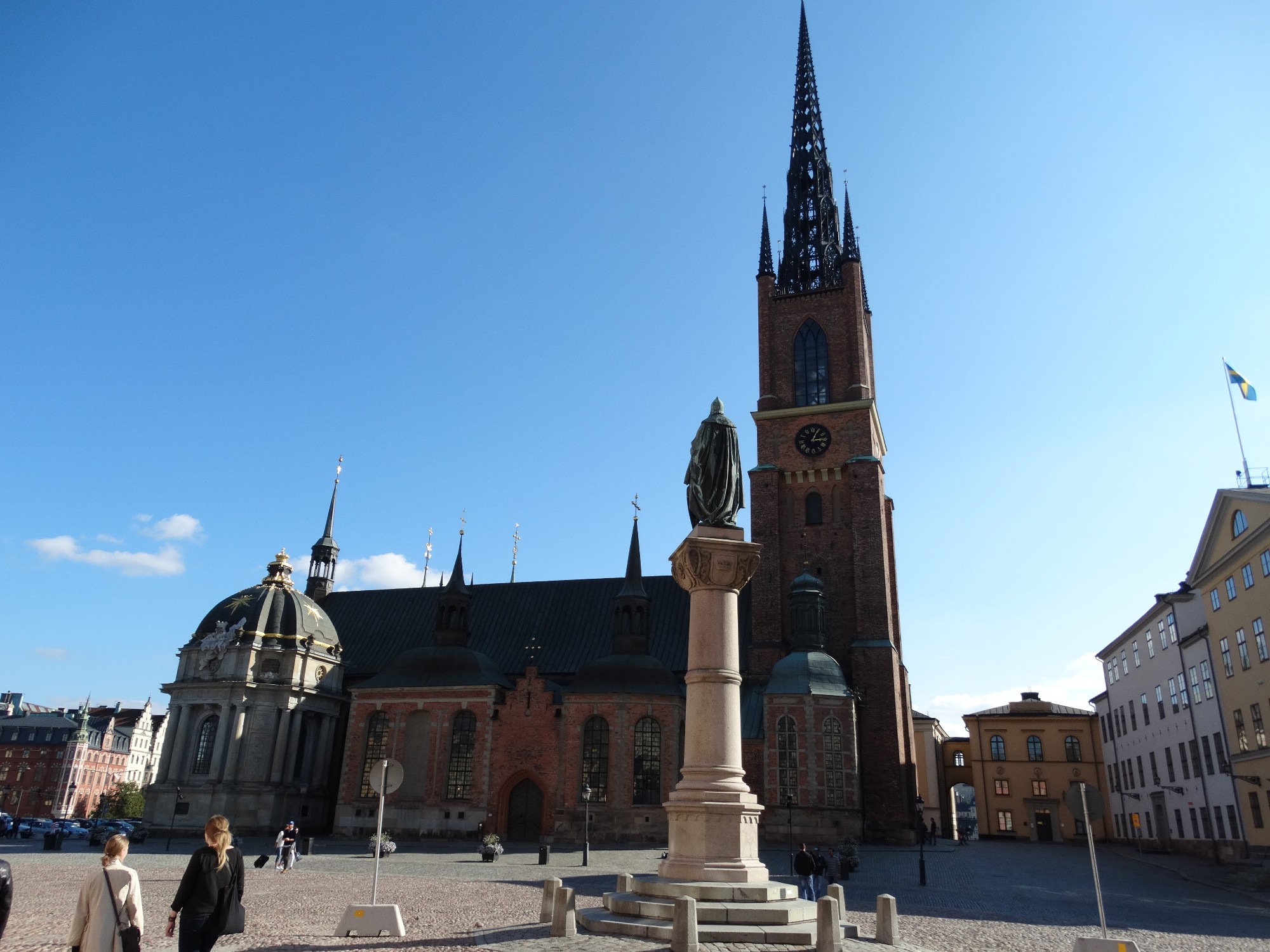 Церковь Риддархольмена и Памятник Биргеру Ярлу основателю Стокгольма)