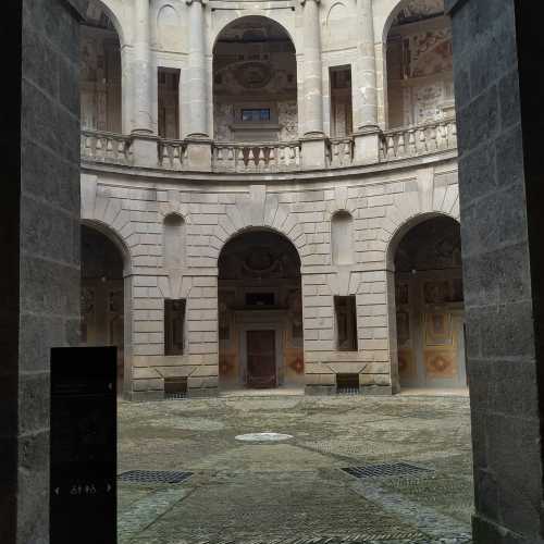 Palazzo Farnese — внутренний двор.