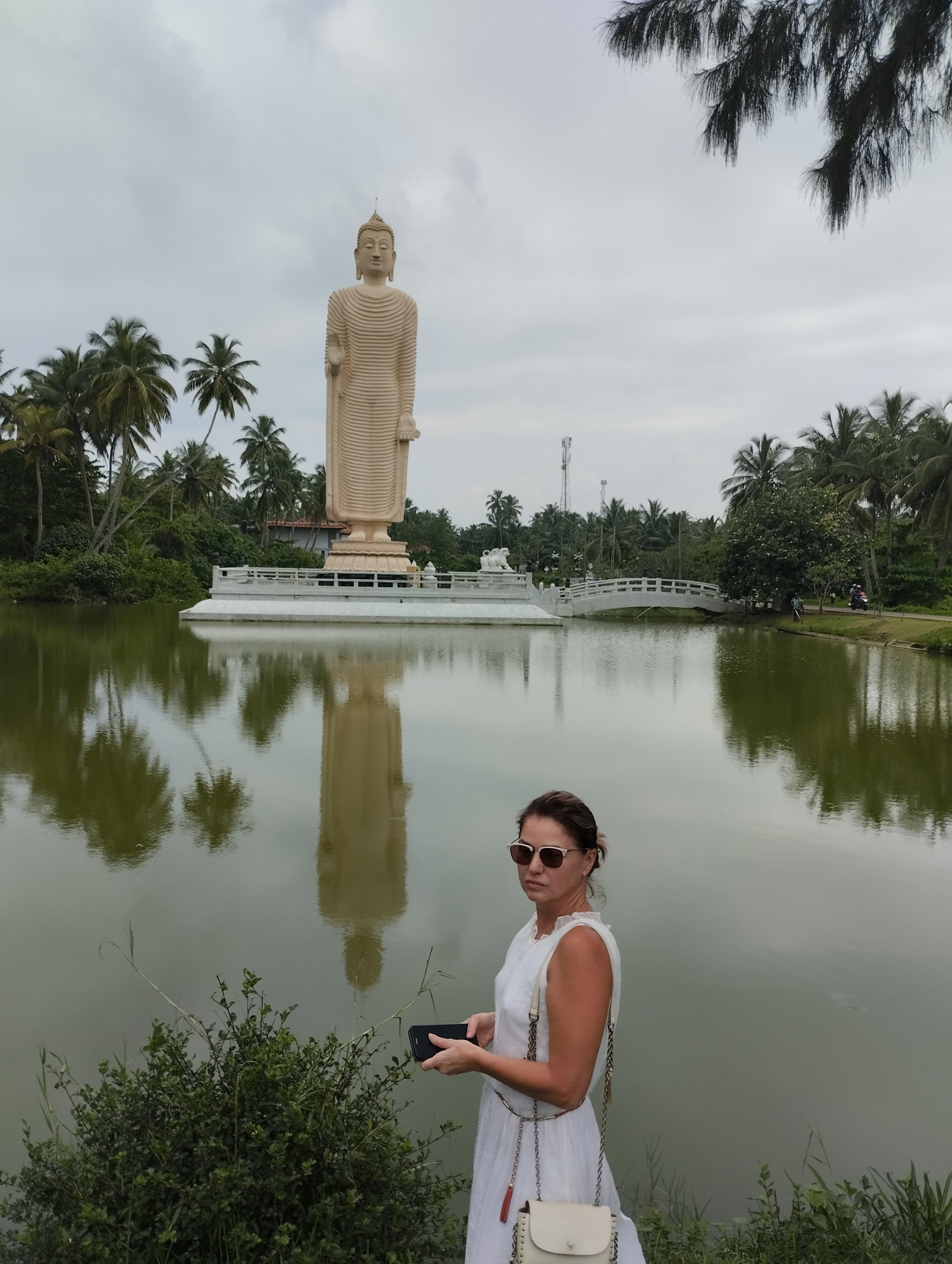 Памятник жертвам цунами в Телватте, Sri Lanka