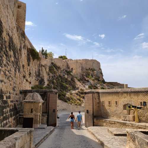 Крепость Санта-Барбара, Испания