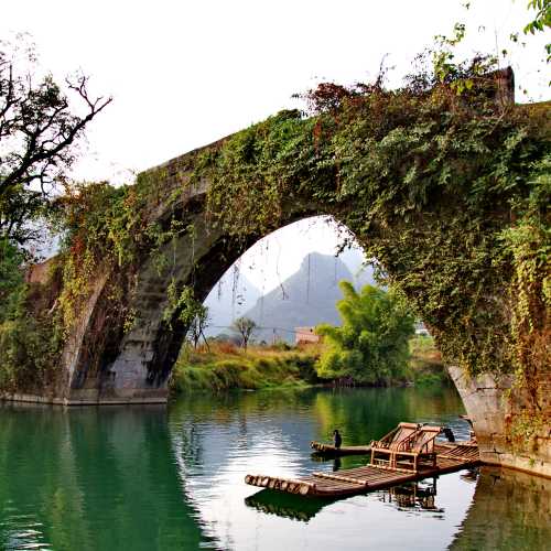 Мост через реку Юлун, Китай