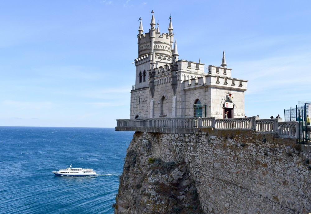 Крым для детей. Панорама Ласточкино гнездо Крым. Крым гнездо ласточки. Крым башня гнездо ласточки. Ласточкино гнездо перила Крым.