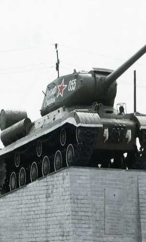 Памятник освободителям Вейделевки - танк ИС-2, Россия