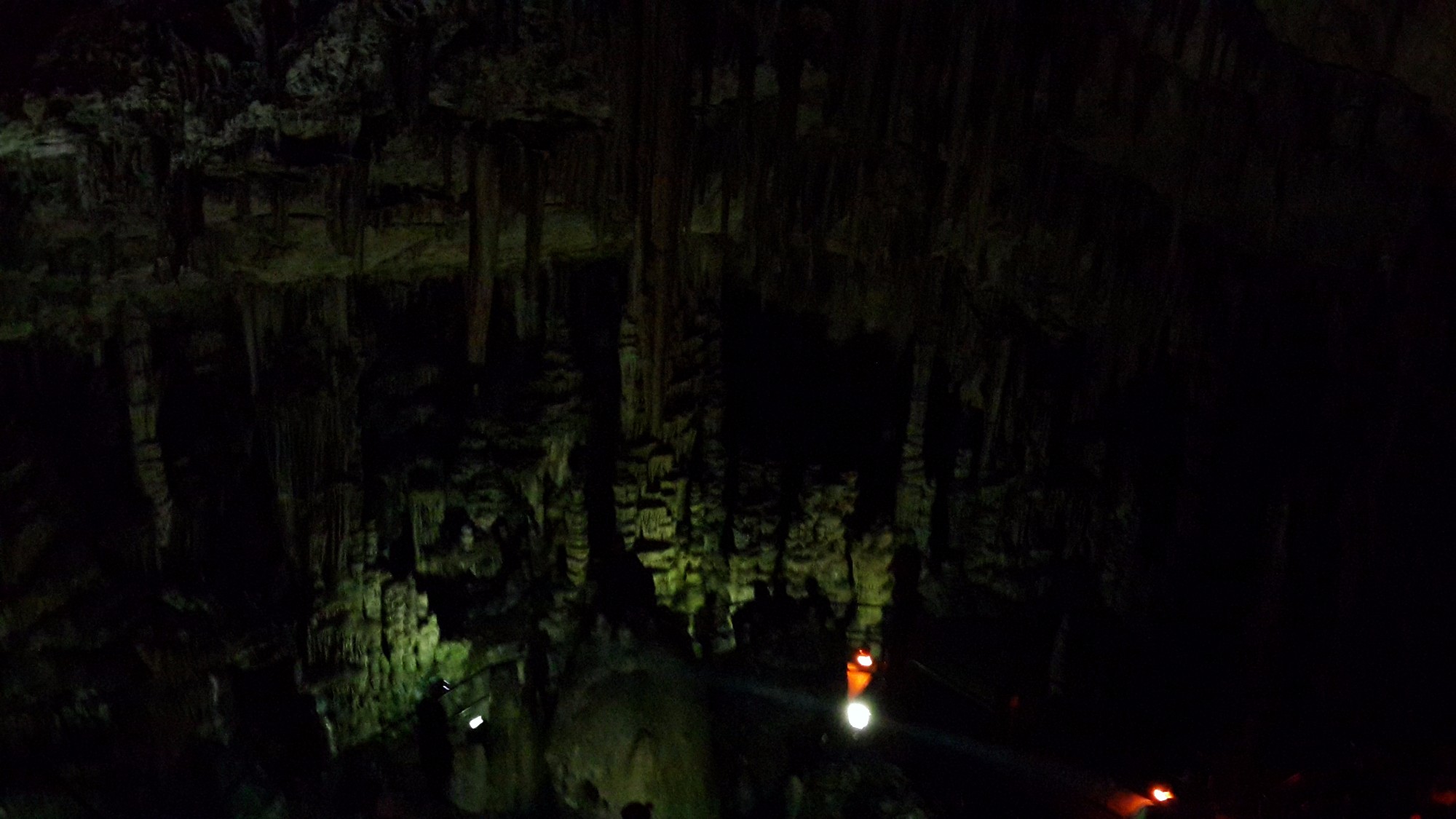 Внутри пещеры Зевса