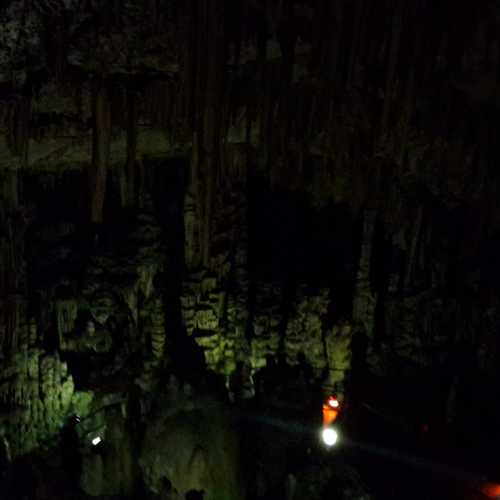 Внутри пещеры Зевса