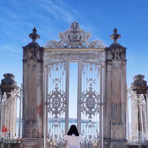Ворота дворца Долмабахче́ — дворец османских султанов на европейской стороне Босфора в Стамбуле на границе районов Бешикташ и Кабаташ