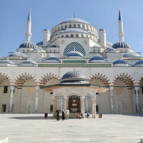 Мечеть Чамлыджа (Camlica Camii) — это огромный культурно-религиозный мусульманский комплекс, его еще называют в честь турецкого президента Реджепа Тийипа Эрдогана, который курировал строительство и принимал участие в открытии