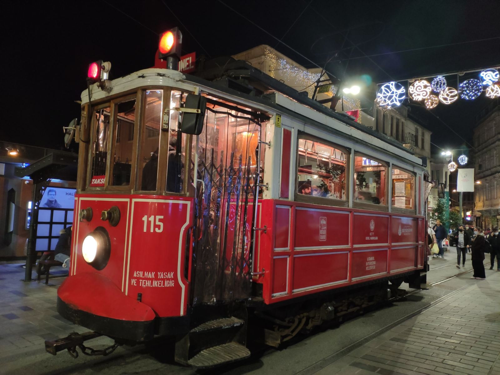 Nostalgic Tram – красный ретро-трамвай на улице Истикляль
