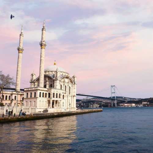 Мече́ть Ортакёй, официальное название Больша́я мече́ть Меджидие́ — мечеть в Стамбуле. Расположена в новой части города в районе Ортакёй рядом с Босфорским мостом. Построена в 1853—1854 годах, имеет два минарета. Мечеть возведена в стиле османского барокко