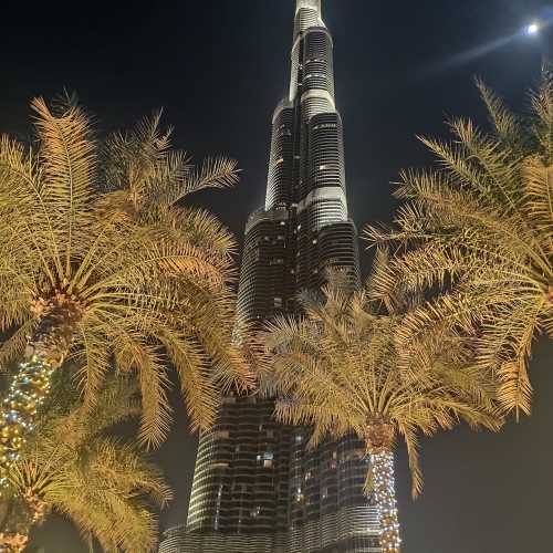 «Бурдж-Хали́фа» — сверхвысотный небоскрёб высотой 828 метров в Дубае, самое высокое и самое многоэтажное здание, самое высокое сооружение, единственный 828-метровый и 163-этажный небоскрёб в мире