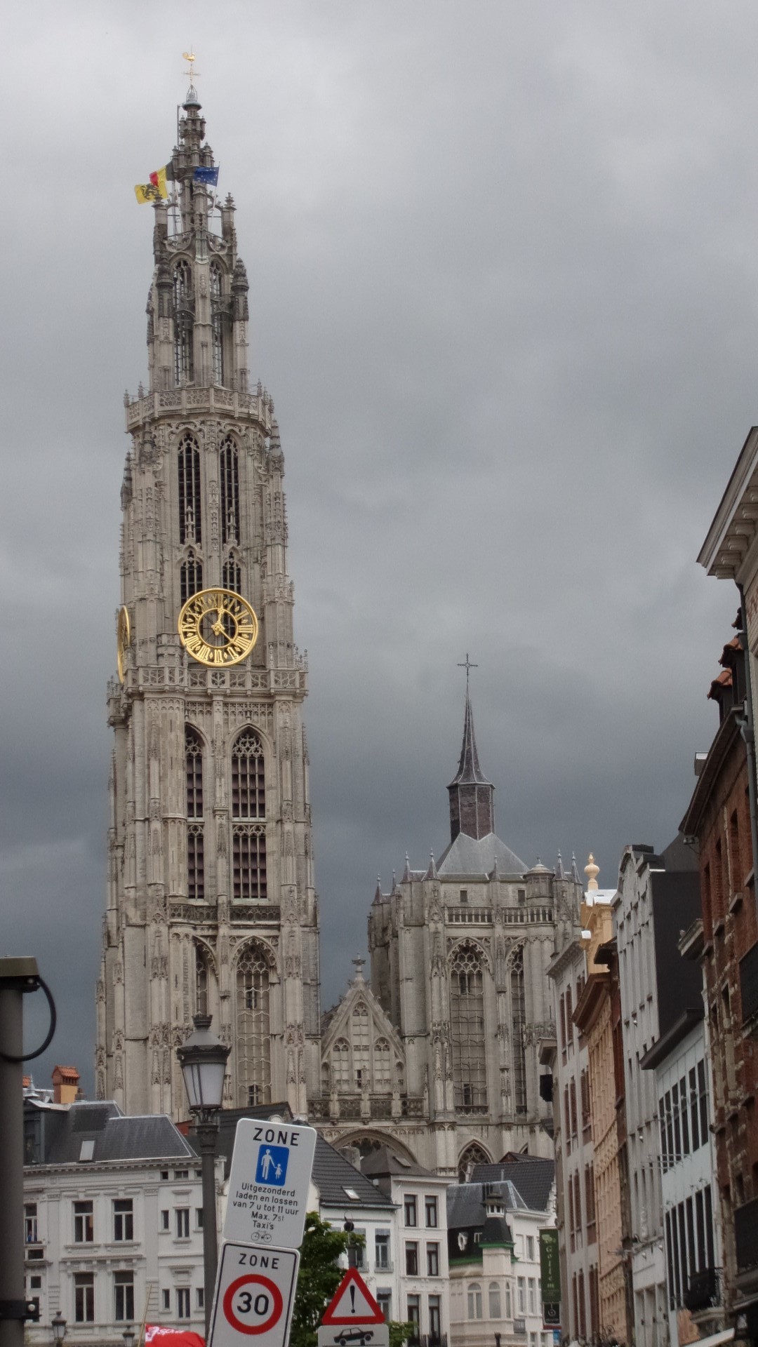 Над городом возвышается колокольня собора антверпенской Богоматери