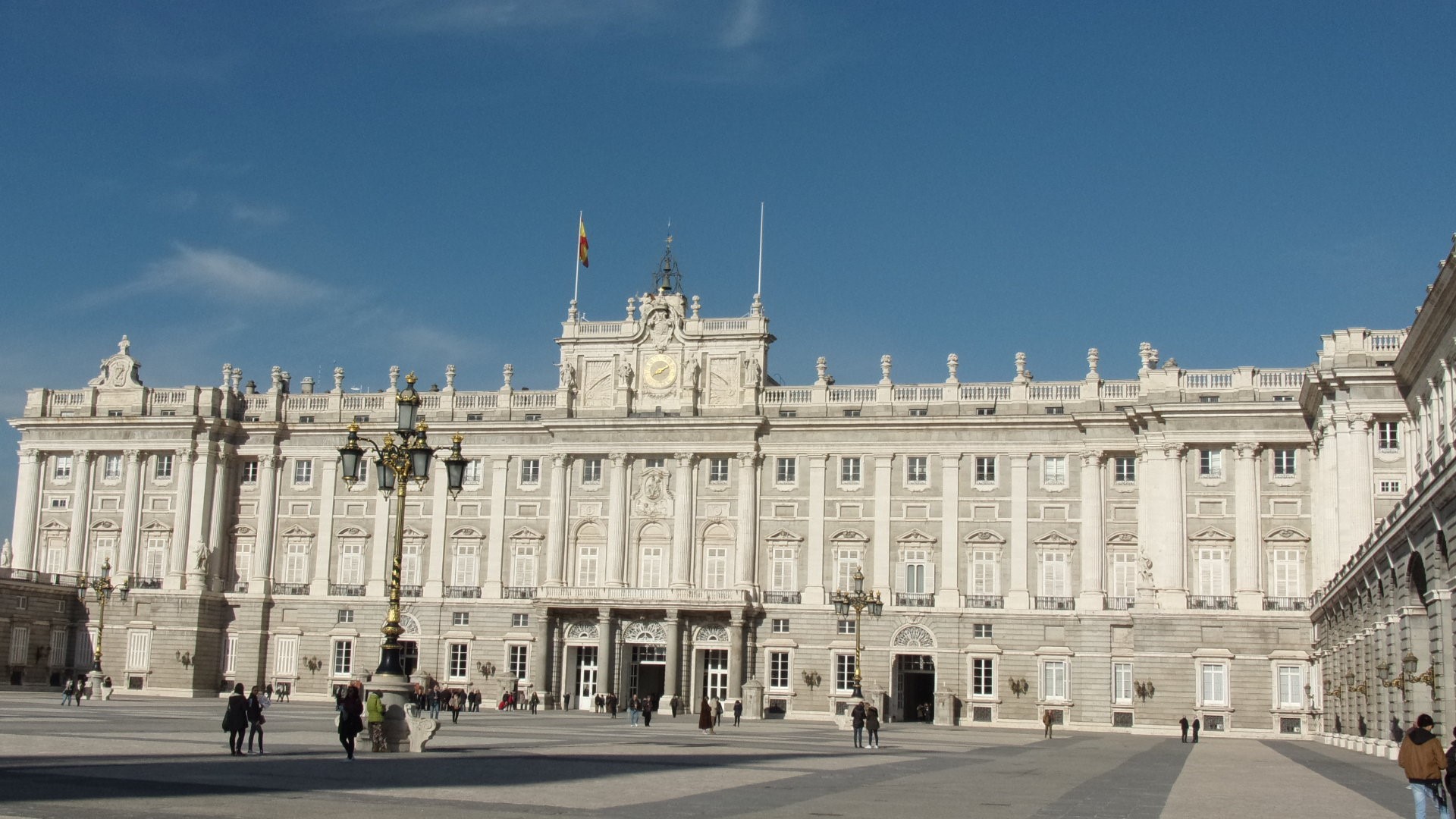Королевский дворец в Мадриде. самый большой королевский дворец в Европе, в нем насчитывается около 9 тысяч комнат!