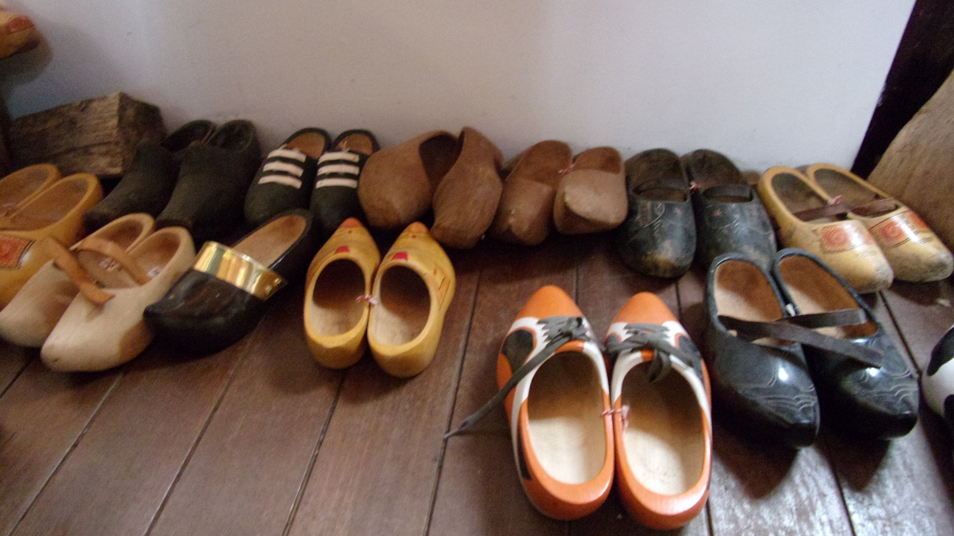 Деревянные кломпены, которые носят в Нидерландах, один из самых распространенных подарков… В год в стране изготавливается около 3 млн. пар этой обуви для жителей страны и более 8 млн. на сувениры!