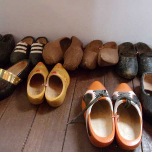 Деревянные кломпены, которые носят в Нидерландах, один из самых распространенных подарков… В год в стране изготавливается около 3 млн. пар этой обуви для жителей страны и более 8 млн. на сувениры!