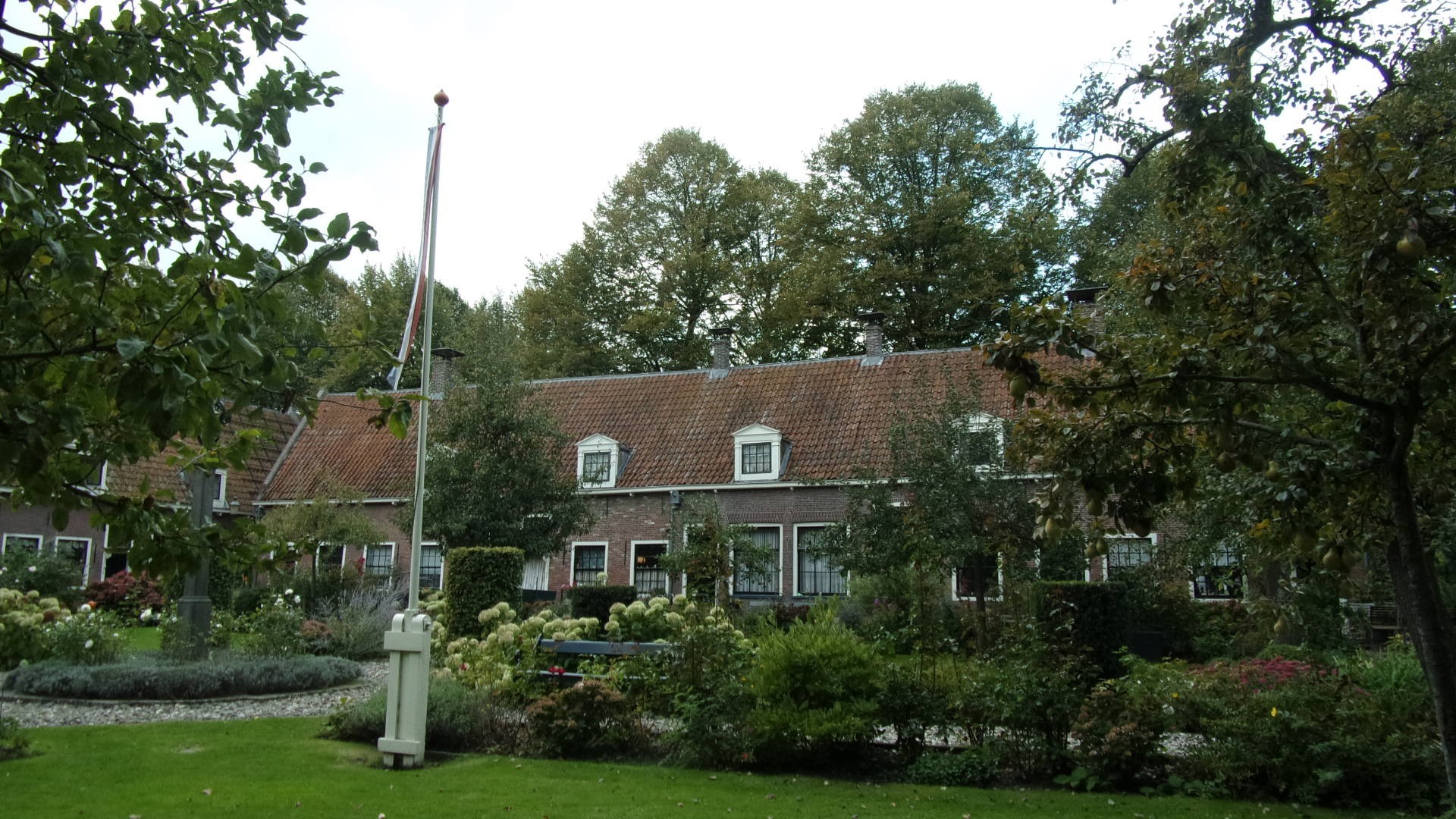 Один из старейших бегинажей в Нидерландах находится в небольшом северном городе Эдам, ему более 500 лет. сейчас здесь живут одинокие мужчины и женщины, за которыми ухаживают и которым помогают скрасить старость…<br/>
