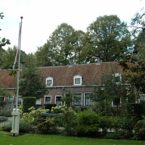 Один из старейших бегинажей в Нидерландах находится в небольшом северном городе Эдам, ему более 500 лет. сейчас здесь живут одинокие мужчины и женщины, за которыми ухаживают и которым помогают скрасить старость…<br/>

