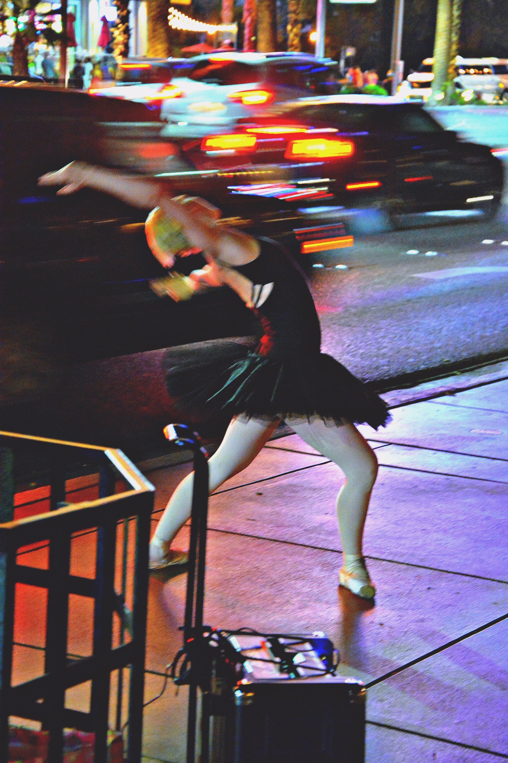 Танцующая девушка на улицах Вегаса