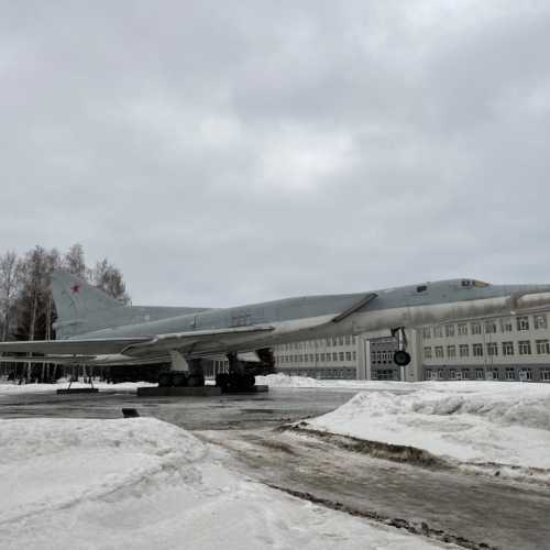 Монумент Ту-22М3 перед заводом КАЗ
