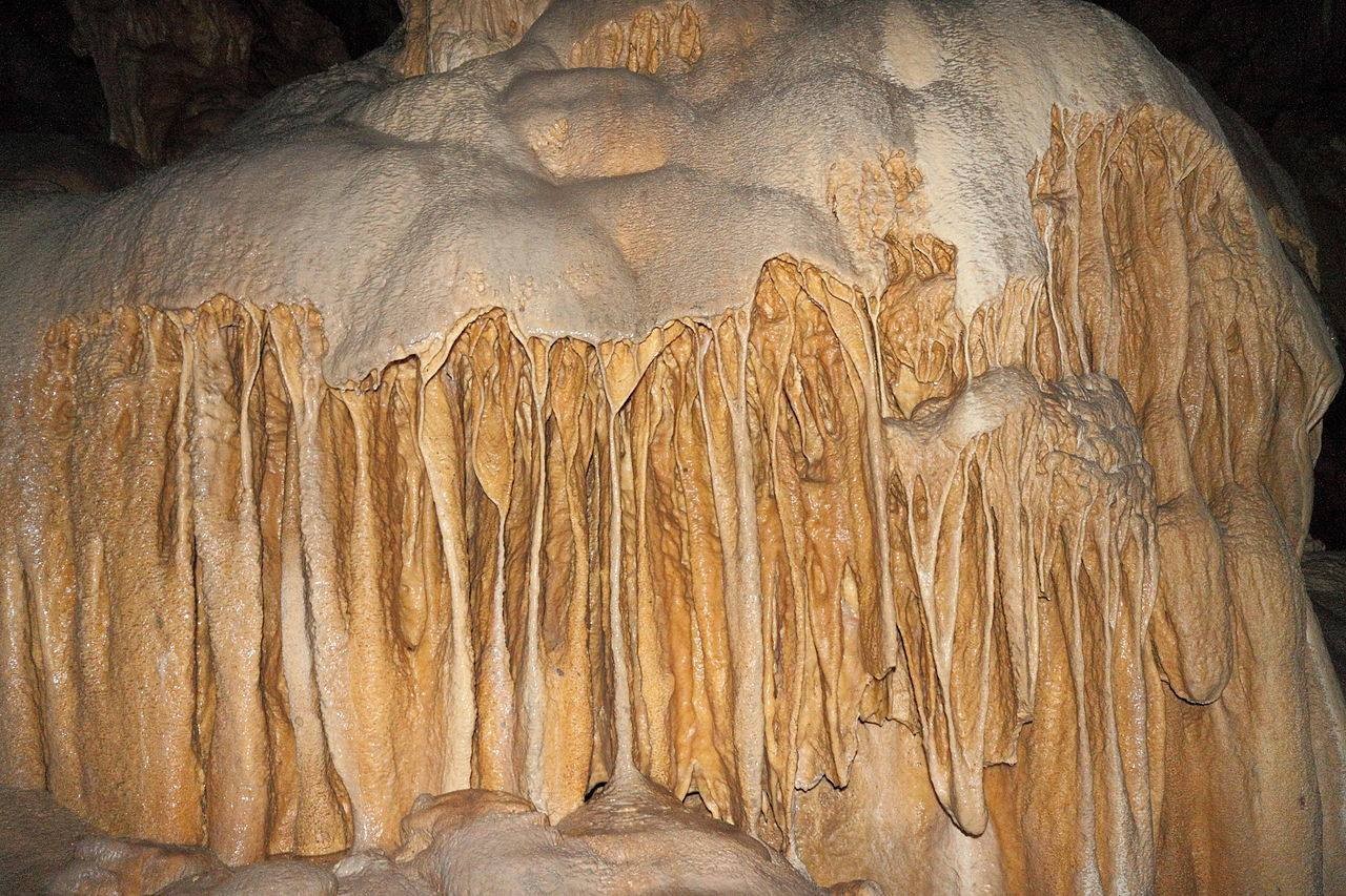 Сталактиты и сталагмиты Афонской пещеры