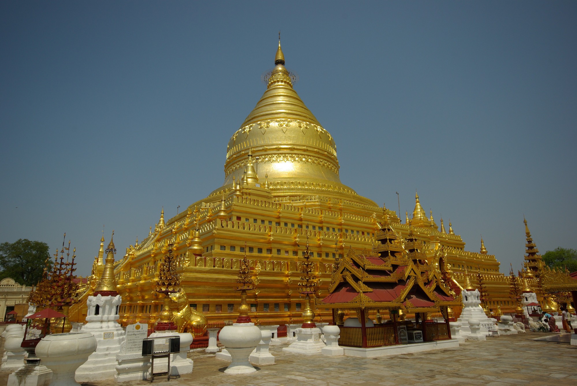 Культовое сооружение буддизма состоящее. Мьянма золотой храм. Паган Баган Будда. Культовые здания буддизма. Буддизм культовые сооружения буддизма.