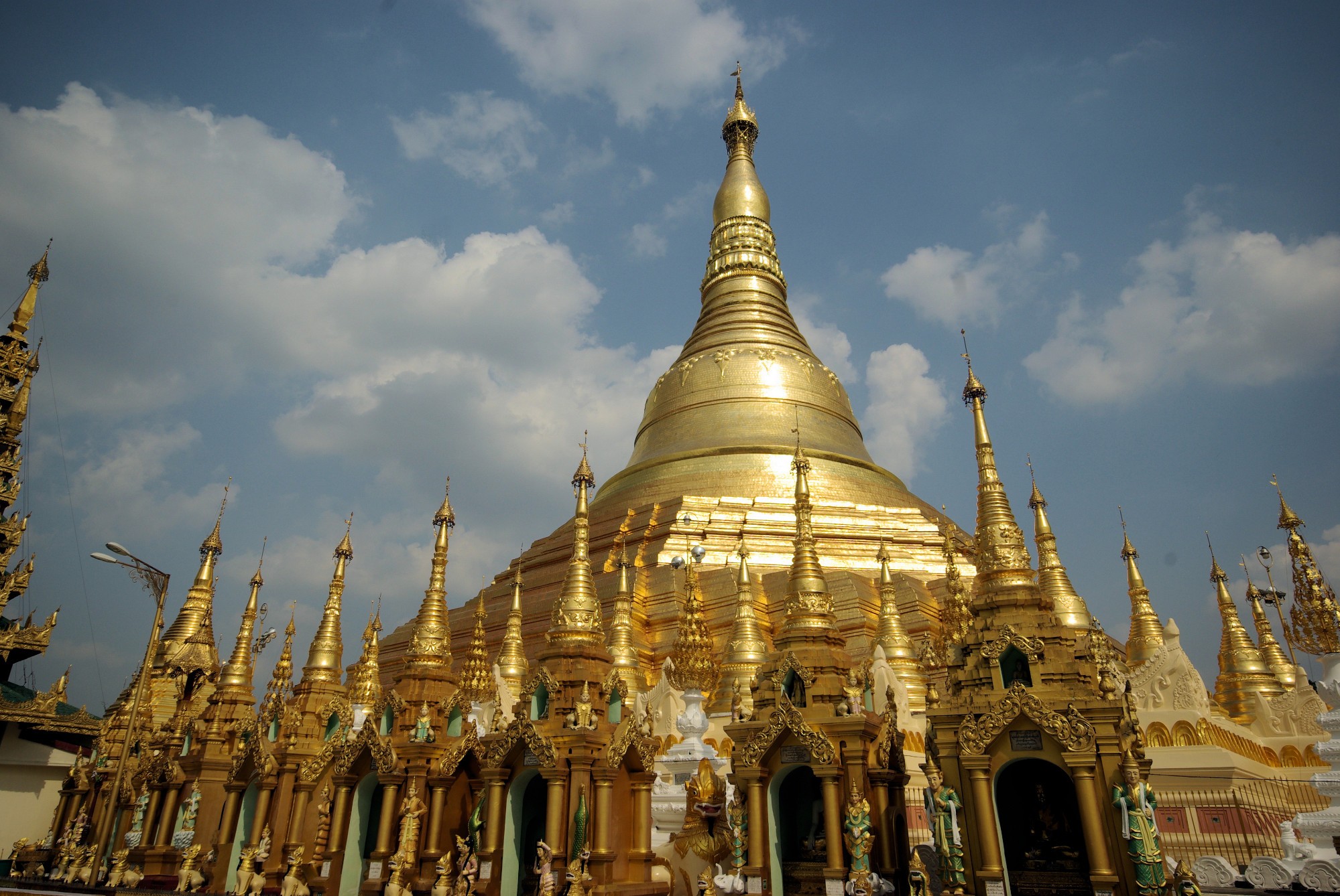 Янгон мьянма. Янгон. Храм Чаутхачжи Янгон. Мьянма Бирма. Бирма пойтахти.