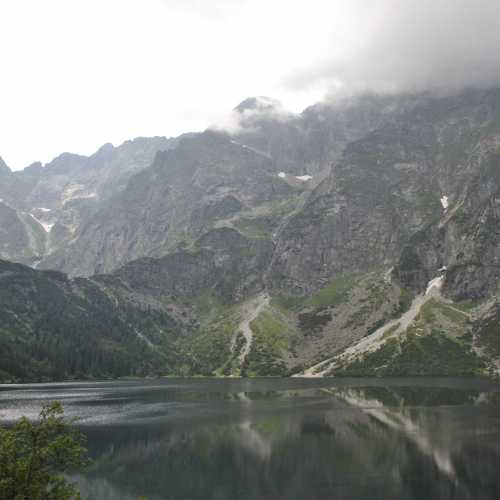 Морске-Око — озеро в Татровском повяте Малопольского воеводства Польши. Это крупнейшее и четвёртое по глубине озеро в Татрах. Оно расположено в Татранском национальном парке, в долине Рыбий Поток хребта Высокие Татры у подножья Менгушовецких вершин. Википедия<br/>
Высота поверхности над уровнем моря: 1 395 м<br/>
Длина: 862 м<br/>
Наибольшая глубина: 50,8 м