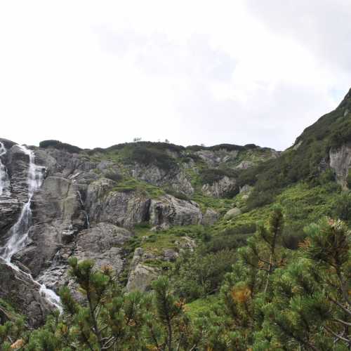 Водопад Сиклавица (ранее Сиклавица, Сичава, Мала Сиклава) находится в Стржиской долине, на северной стороне Гевонта. Его высота 23 м. 