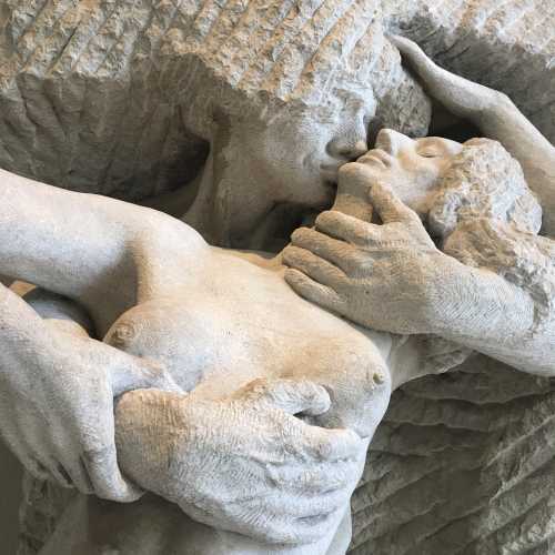 Скульптура «Поцелуй»