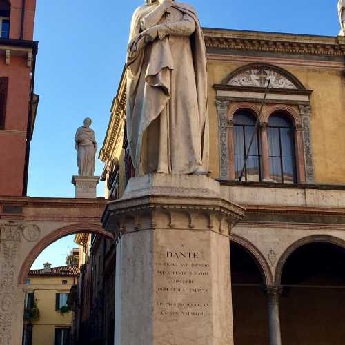 Dante Alighieri, Italy