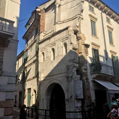 Римские городские ворота Порта Леони, Италия