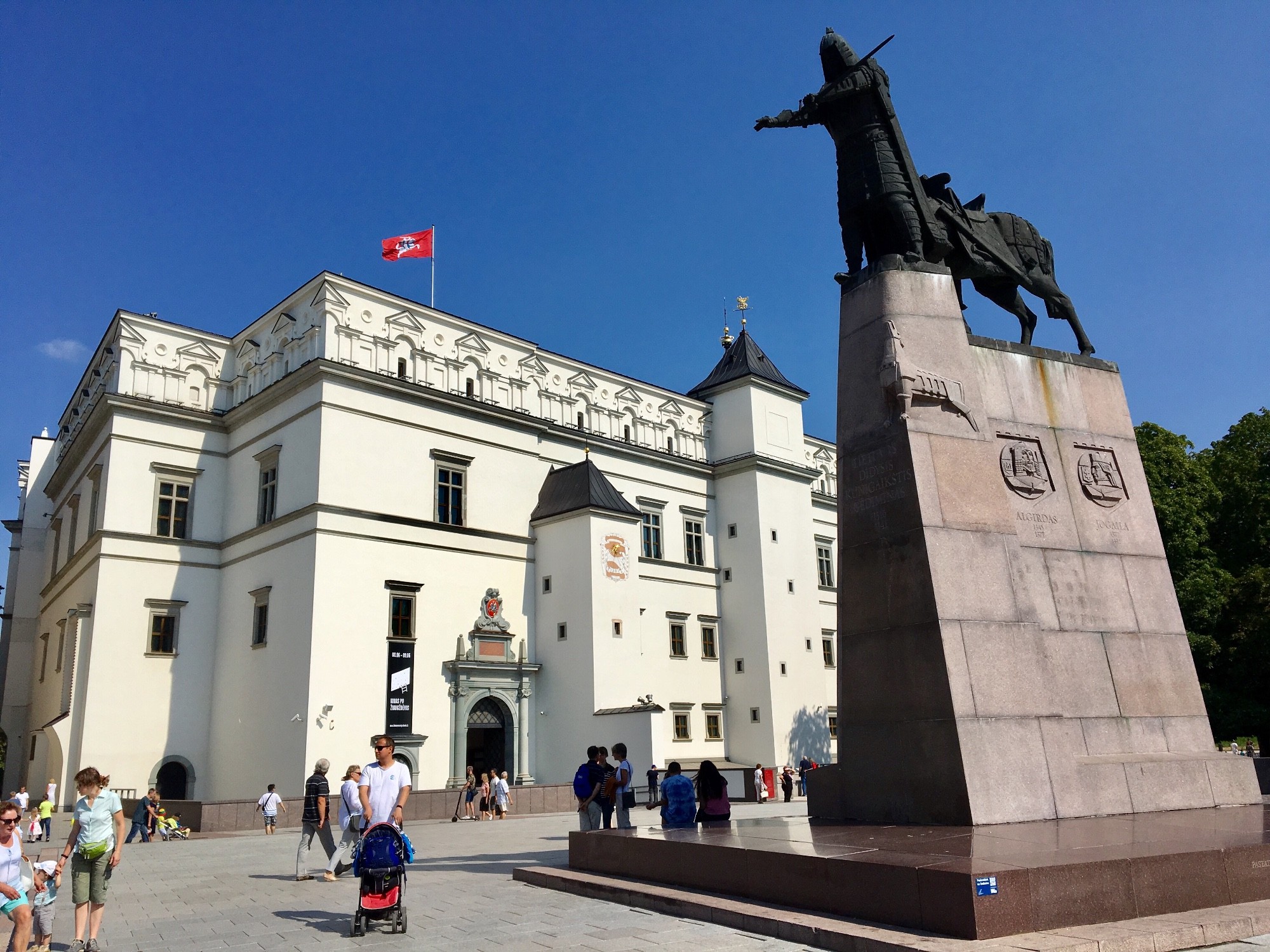 Памятник князю на фоне дворца