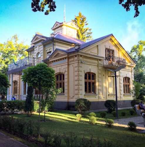 Уваровский Дом, Украина