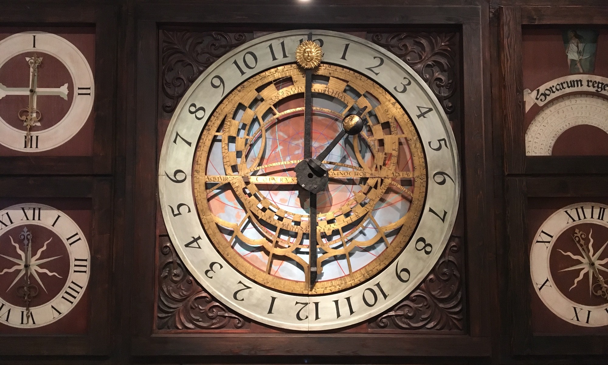 Оломоуцкие астрономические часы (чешский: Olomoucký orloj) являются частью северной стены ратуши города Оломоуц, Чешская Республика. Астрономические часы были построены в 15 веке и реконструировались несколько раз.