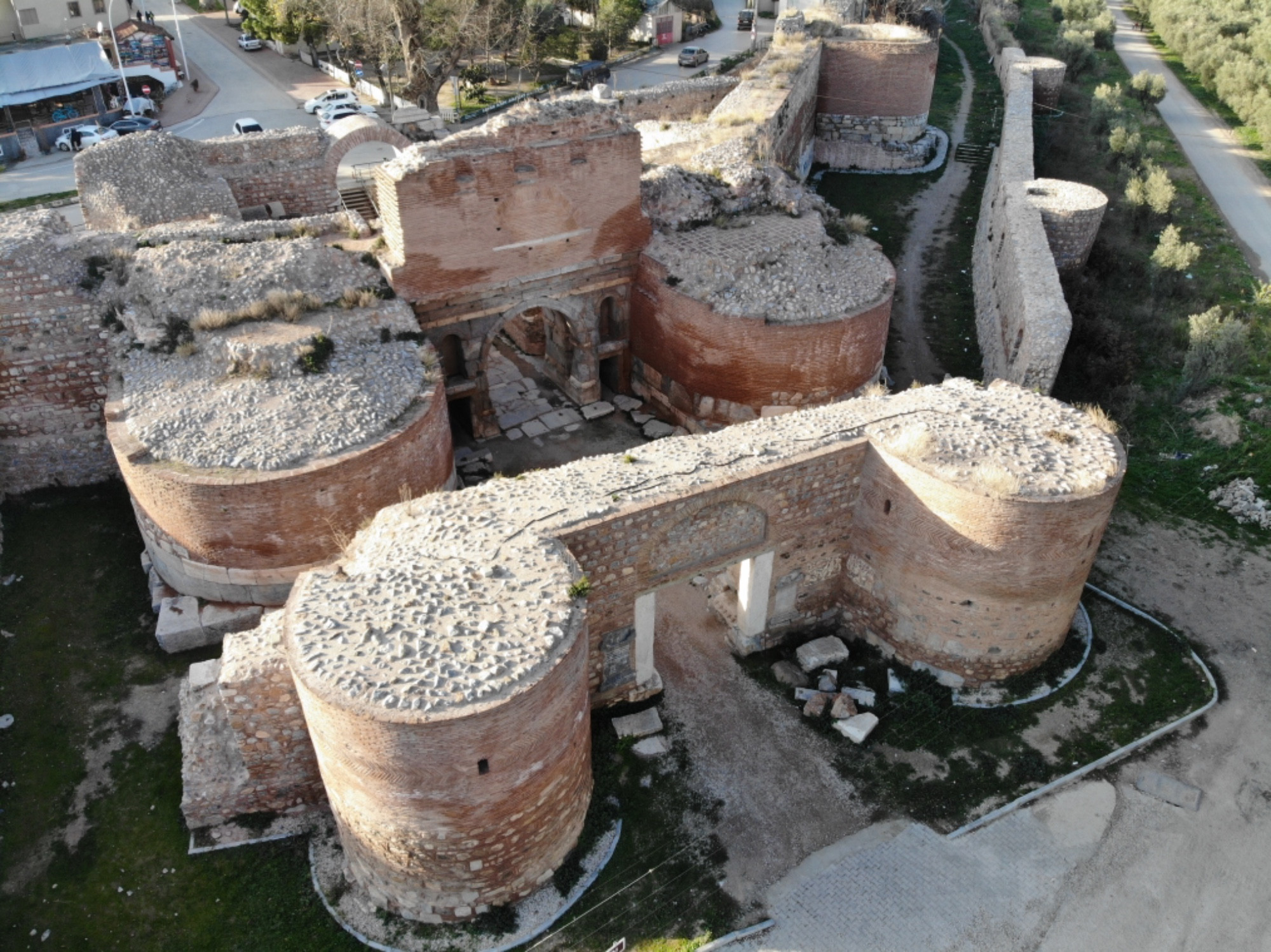 Городские ворота и стена древней Никеи
