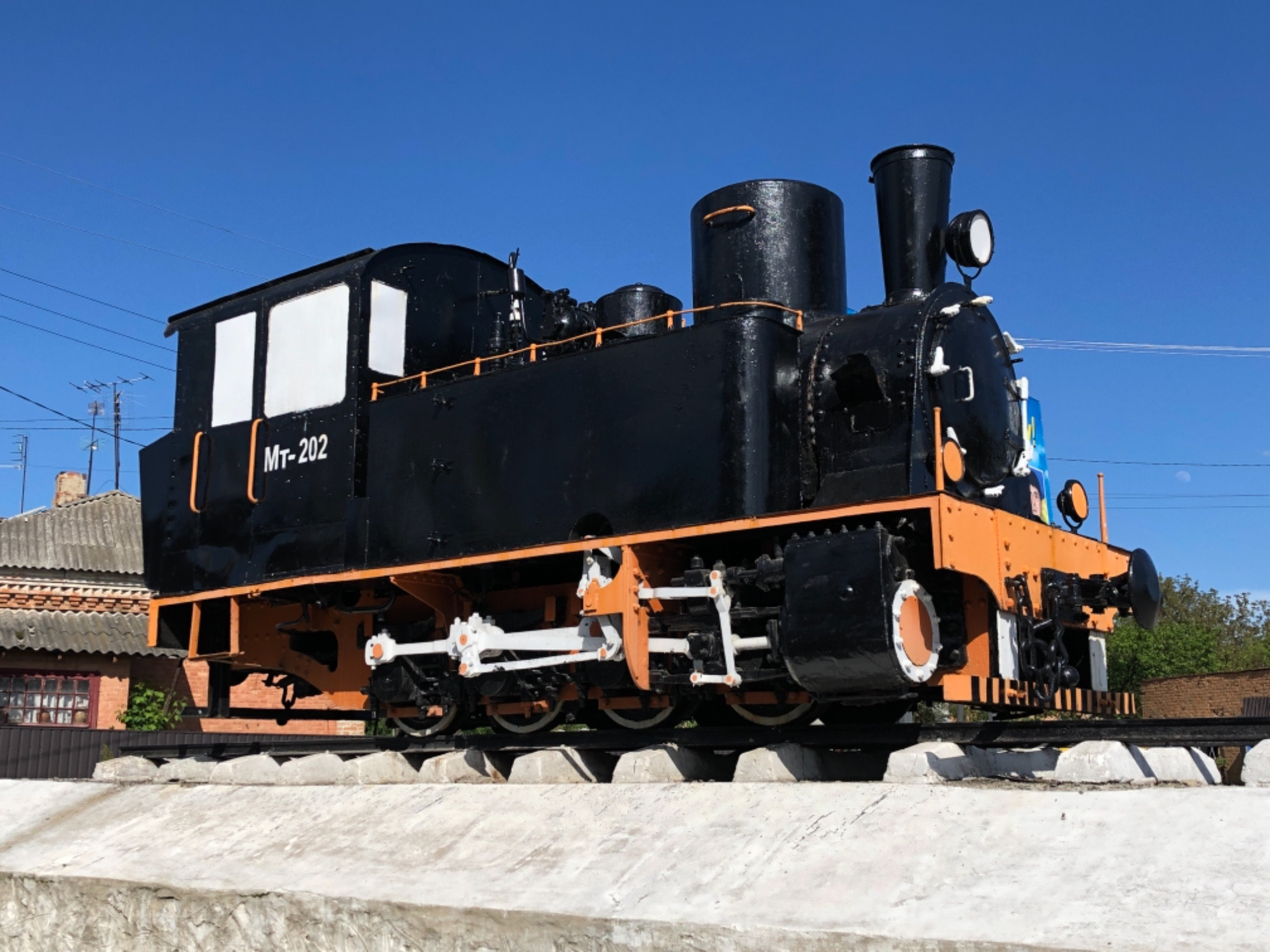 Узкоколейный Паровоз — МТ 202, построен в 1895 году на заводе Св. Леонарда по закажу Эстонского железнодорожного департамента. Поставлен на постамент в 1984.