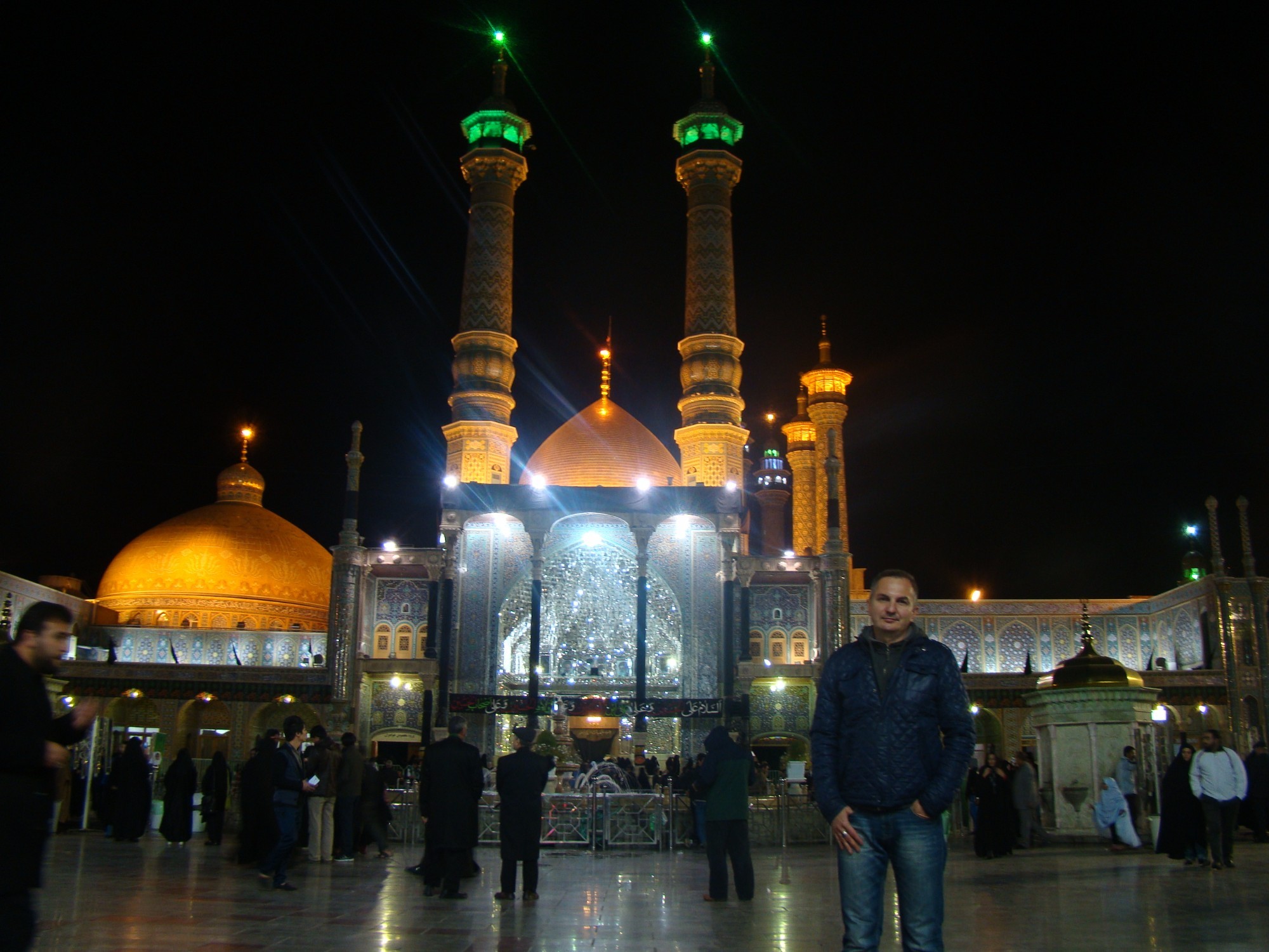 Мечеть Хазрат-е Масуме.<br/>
Внутри находится гробница Фатимы Масуме, сестры имама Резы.
