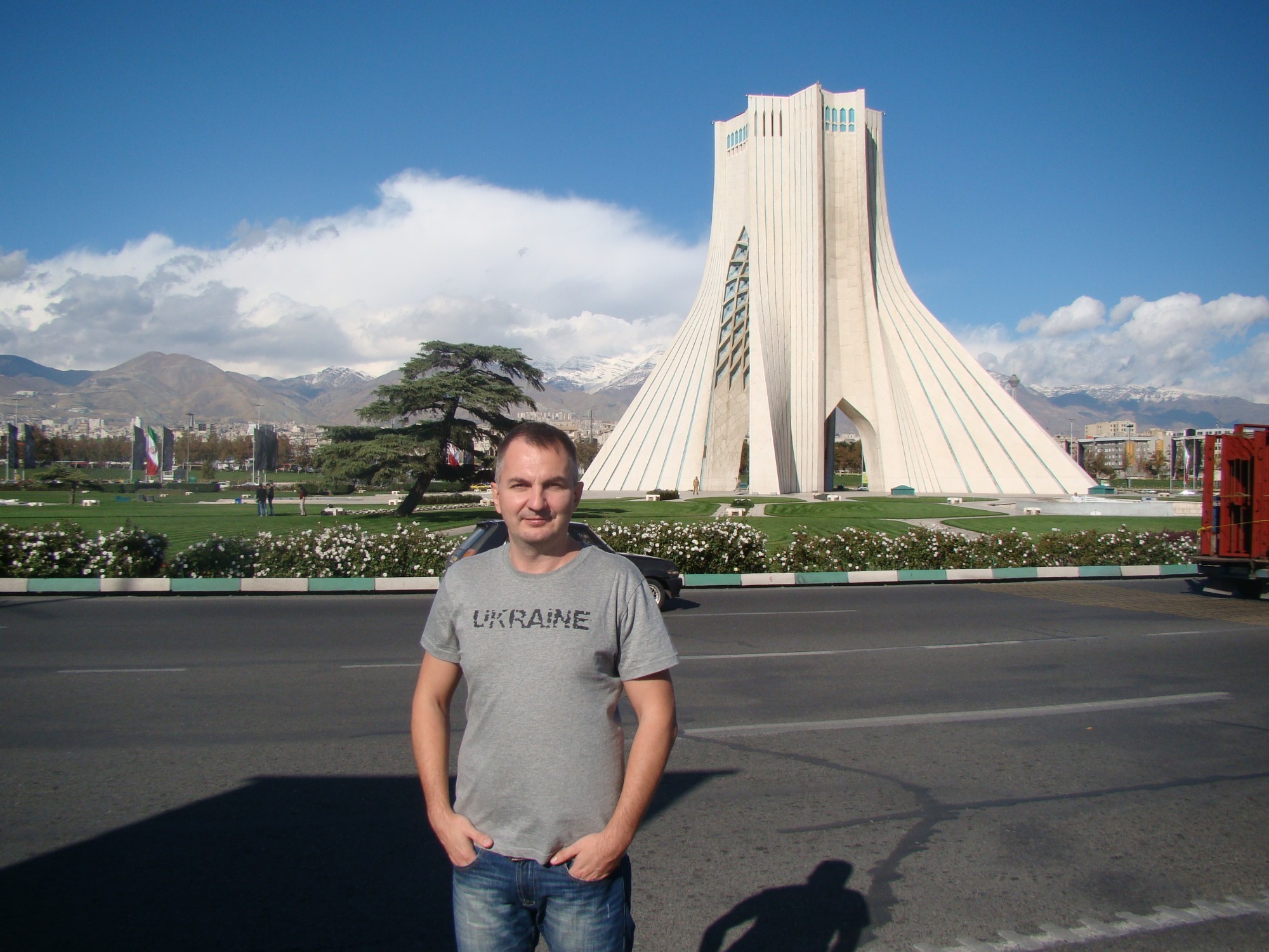 ТЕГЕРАН, 02 ноября 2014 года Башня Свободы — архитектурный символ Тегерана. Башня Азади была построена в 1971 в честь 2500-летия Персидской империи. До 1979 носила название «Башня памяти царей»