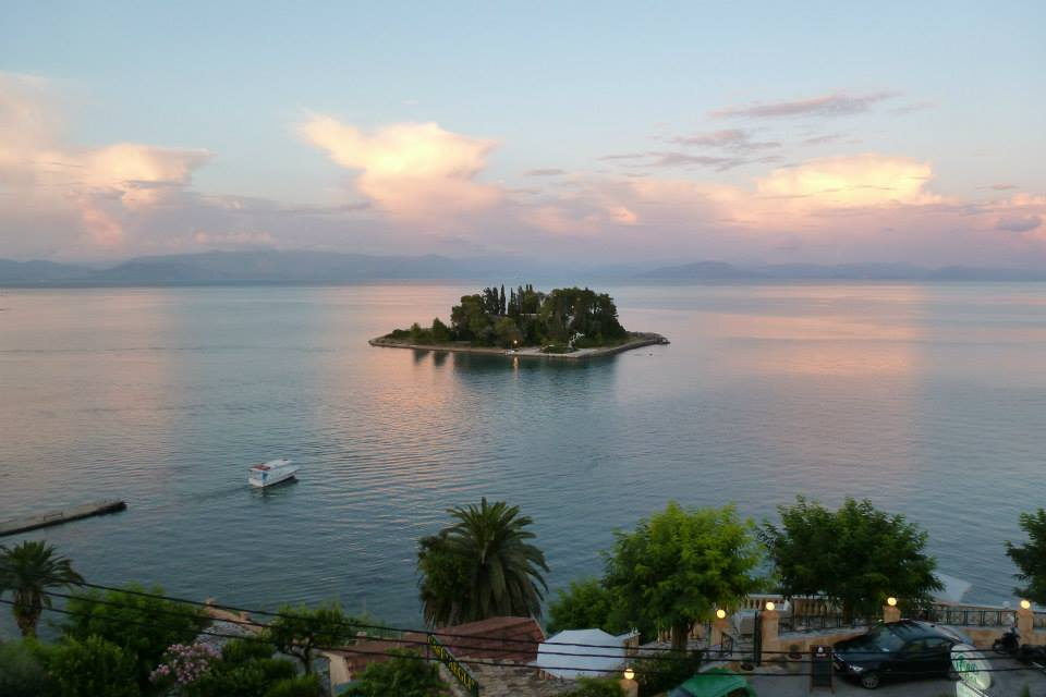 осторовок Пантиконисси — Мышиный остров. Вид с балкона отеля. Одна из главных достопримечательностей острова Корфу или Керкира
