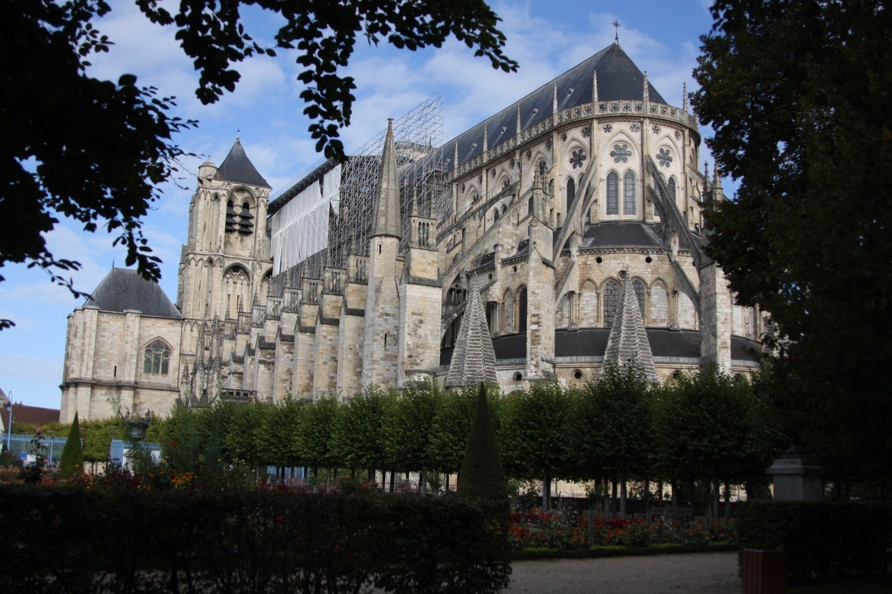 Кафедральный собор города Буржа роскошен. Построенный в 10-17 веке величественный собор поражает красотой линий
