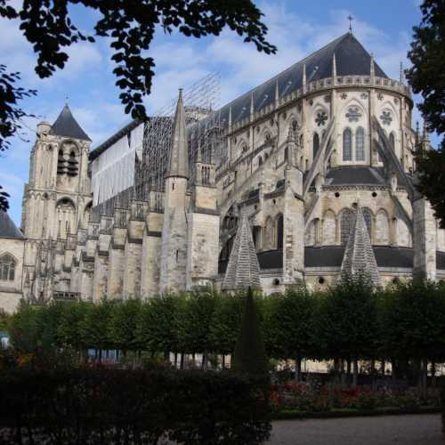 Кафедральный собор города Буржа роскошен. Построенный в 10-17 веке величественный собор поражает красотой линий