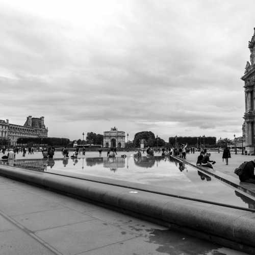 Площадь перед Лувром