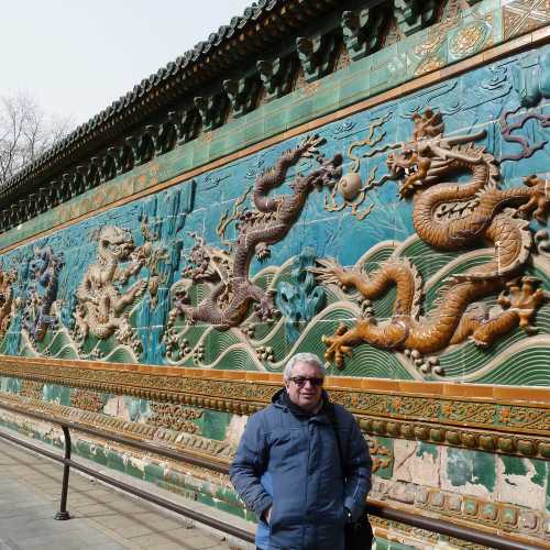 Китай, Пекин. Стена девяти драконов