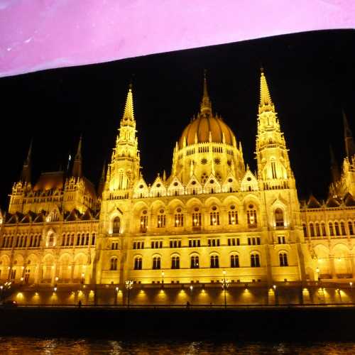 Венгрия, Будапешт. Вид с Дуная на крупнейший в Европе парламента Венгрии