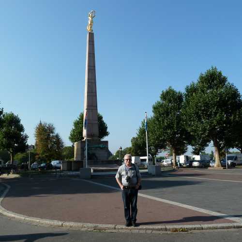 Люксембург. Монумент Gëlle Fra — золотая женщина, посвящён Люксембуржцам, погибшим в годы первой мировой войны
