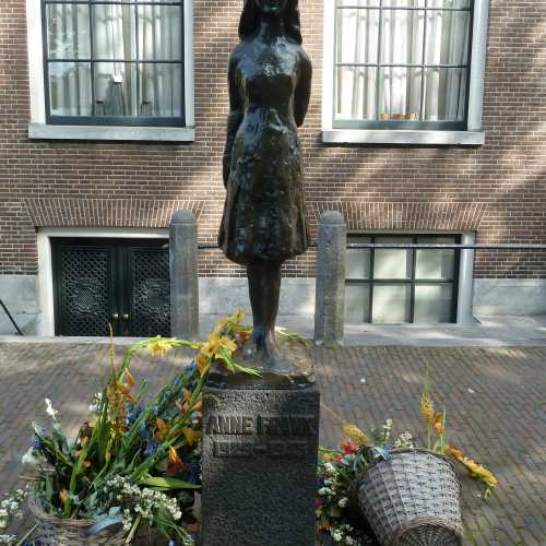 Амстердам. Памятник Анне Франк