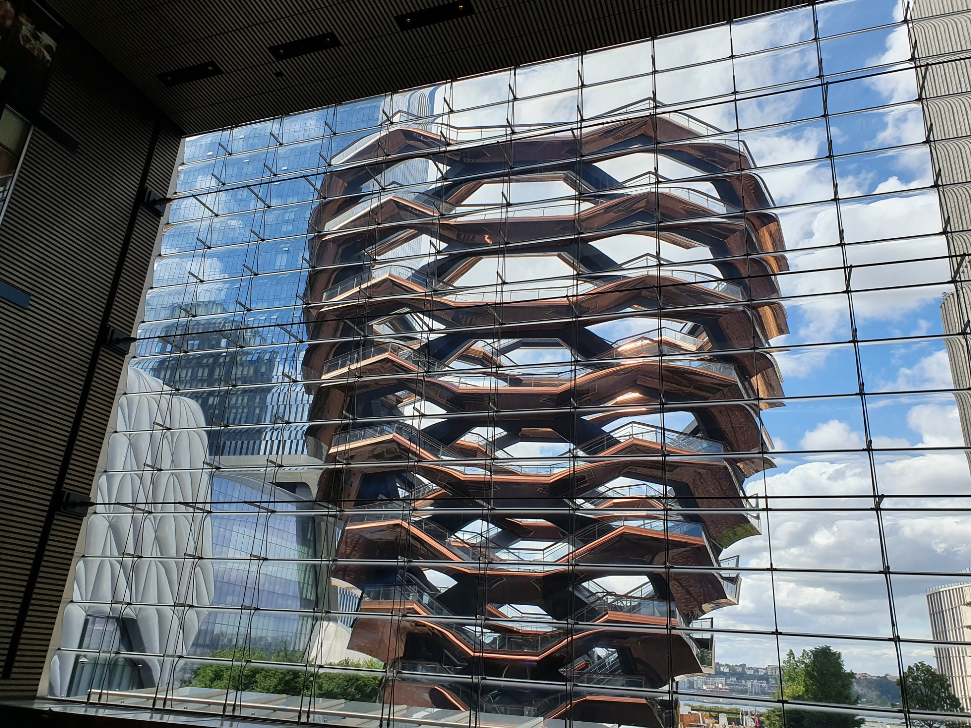 Отражения башни в стекле торгового центра