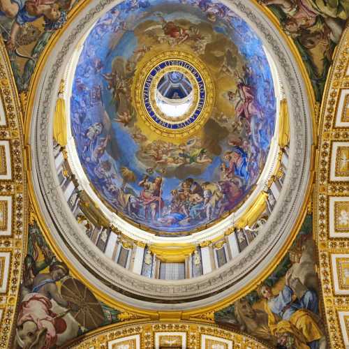 Один из куполов Базилики святого Петра